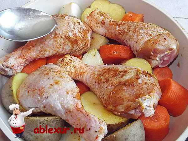 куриные ножки с овощами в сковородке