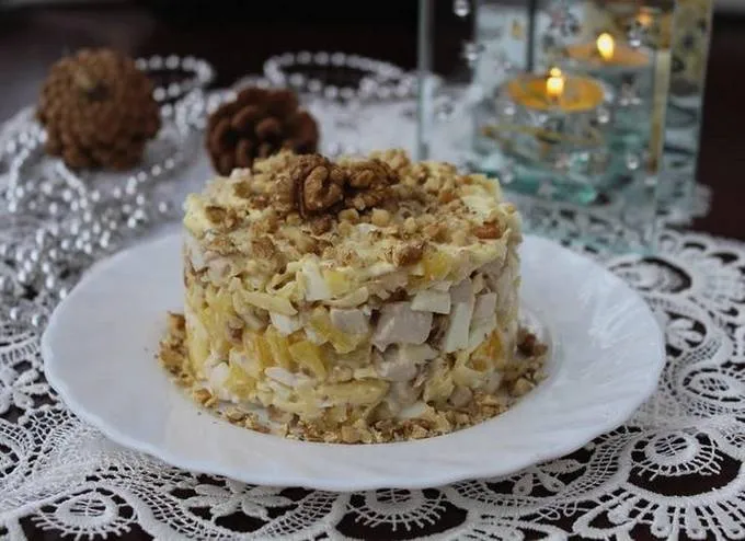 salat kuritsey ananasom bb07 Салат с ананасом и курицей и сыром и грецким орехом