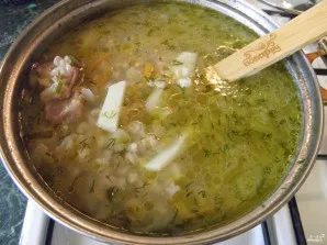 Рассольник с перловкой и солеными огурцами - шаг 6