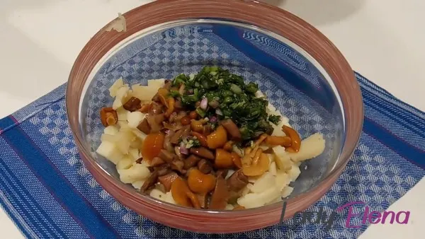 interesnye-recepty-salata-s-kurinym-kopchenym-okorochkom-i-opyatami