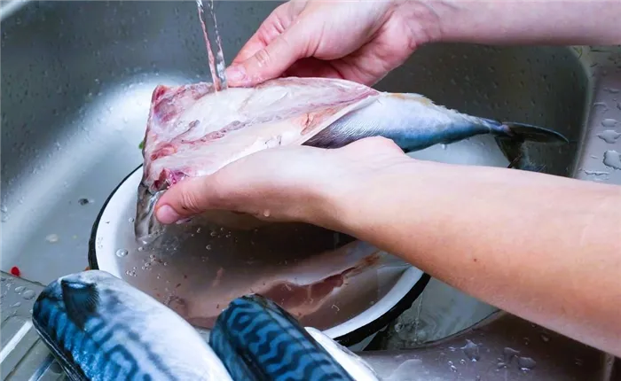 Скумбрию промываем холодной водой